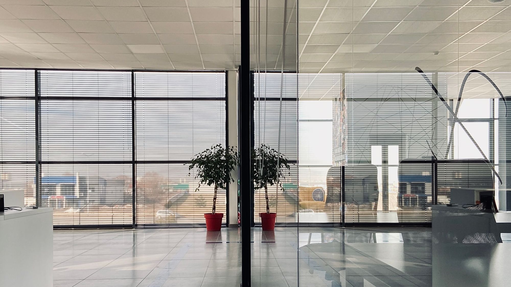 Escritório de alto padrão com vista para a cidade e mobiliário em couro